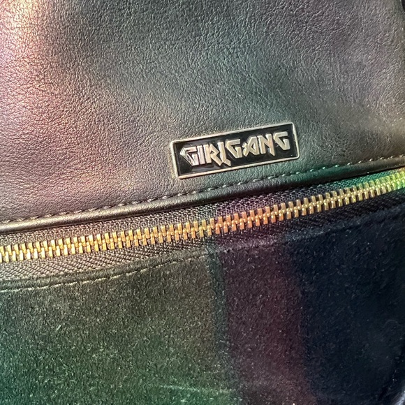 The Amigo black Ban.do round handbag - with removable pin I attached:) - Picture 4 of 12